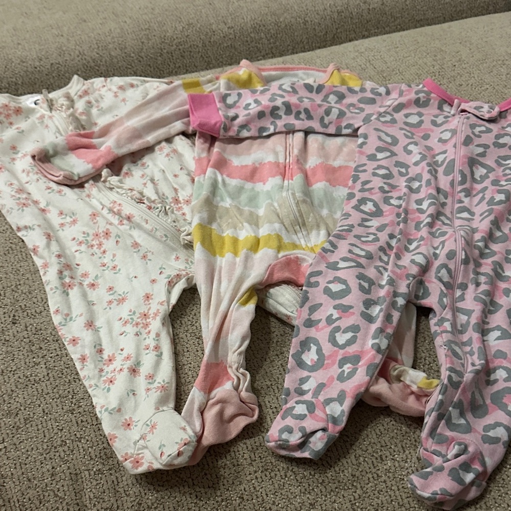 Lot of three pajamas for girls